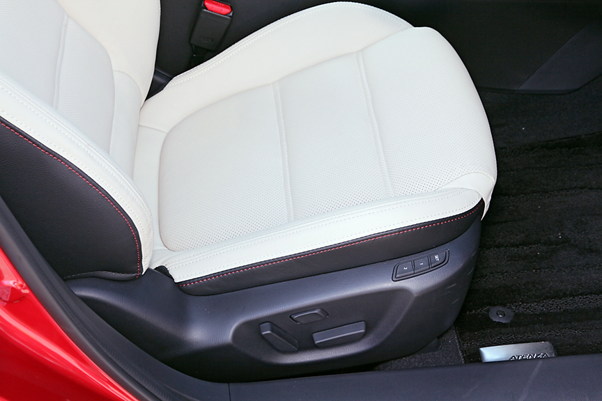 運転席は電動調整タイプ