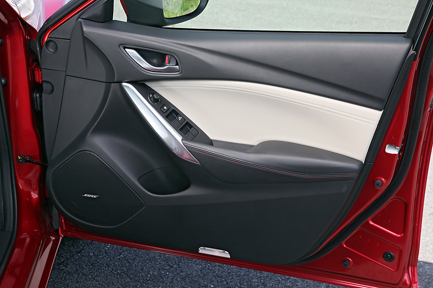 ドア内張にもソフト素材を採用