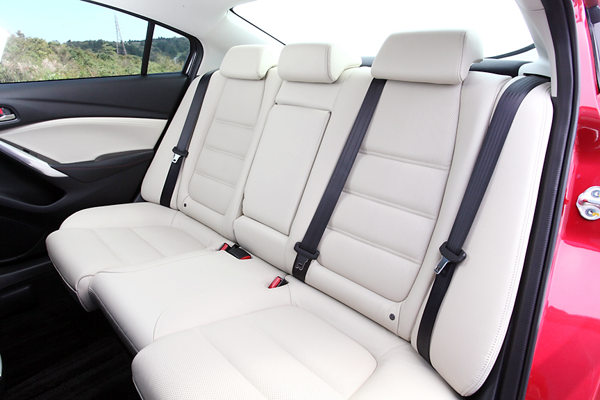 レッグ＆ニースペースを拡大することで快適性を高めたリアシート。シートクッションやシートバックも延長されている