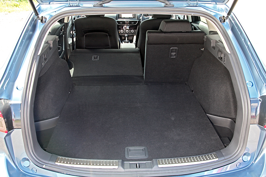 ラゲッジのバリエーション。リアシートを倒さずとも506Lの大容量を確保する