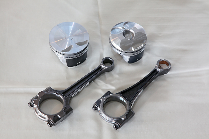 ガソリンエンジンのコンロッドは高圧縮化の影響か骨太に。ピストンは頭頂部にディーゼルのような燃焼室（キャビティ）が設けられているのが特長