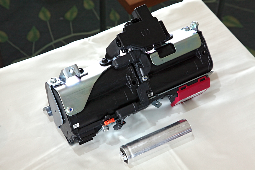 「i-ELOOP」用のキャパシタ。車載用ユニットには下のキャパシタが10本納められている