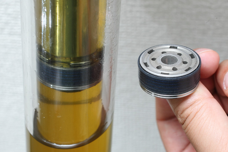 ピストンバルブはシリンダーの内側に密着する形で装着される。中心部にはピストンロッドが組まれる