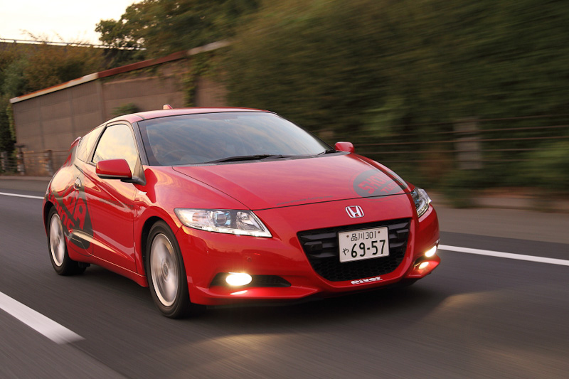 「SPORTS」装着のCR-Zに試乗。ハイブリッドの重量バランスを利用した減衰力設定により、乗り心地を確保しながら、路面に吸い付くような接地感を実現している