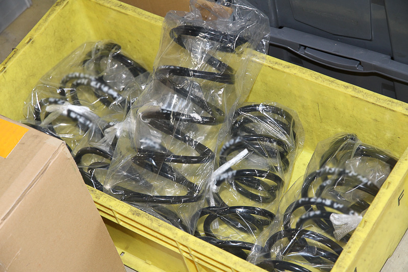 サスペンションキット開発のためには、たくさんのスプリングをテストしなければならない。こちらはそのための試作品