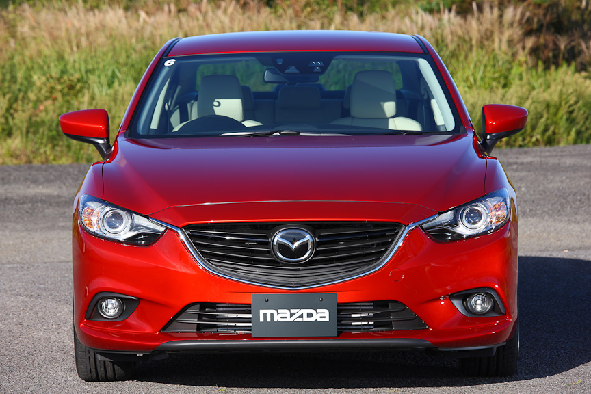 日差しにより美しい陰影が現れるセダン。とくにソウルレッドプレミアムメタリックでは、それが映える印象だ