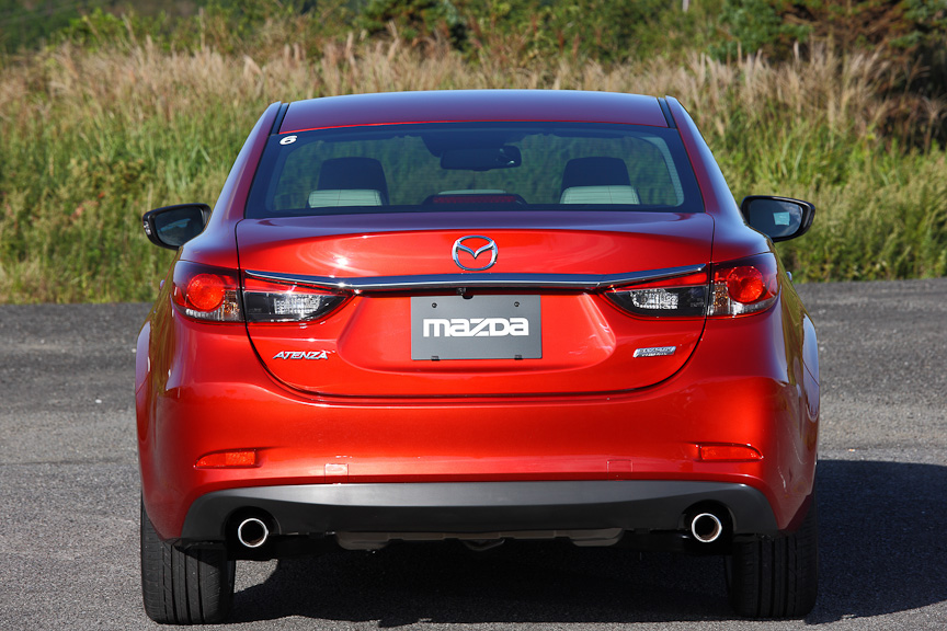 日差しにより美しい陰影が現れるセダン。とくにソウルレッドプレミアムメタリックでは、それが映える印象だ