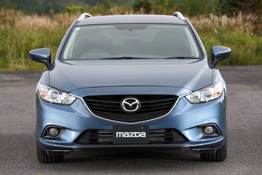 スタイリッシュなワゴン。ボディーカラーはブルーリフレックスマイカ