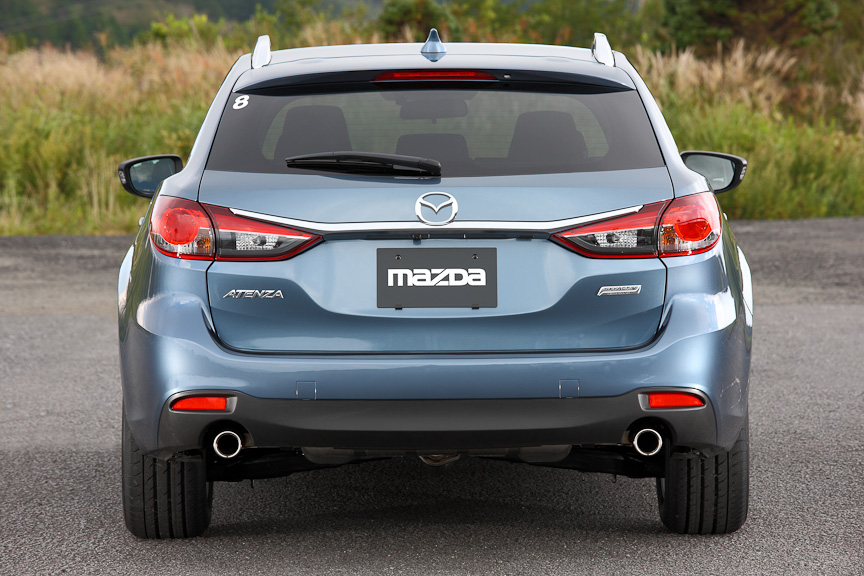 スタイリッシュなワゴン。ボディーカラーはブルーリフレックスマイカ