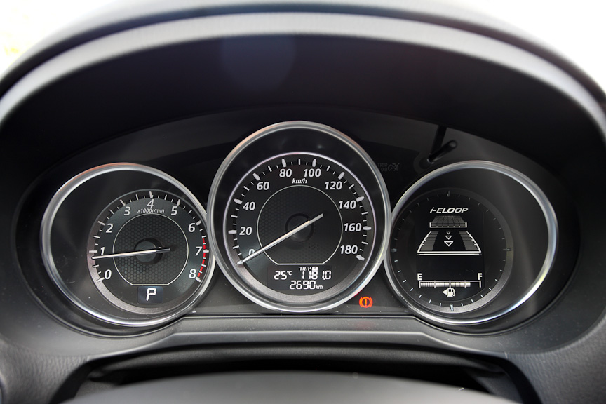 i-ELOOPのインジケーターは、メーターパネル内に表示される