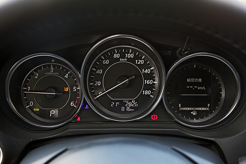 2.2リッターディーゼル＋6速AT搭載車のコクピットまわり。レッドゾーンは5000rpmから