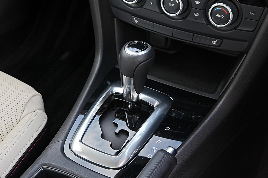 2.2リッターディーゼル＋6速AT搭載車のコクピットまわり。レッドゾーンは5000rpmから