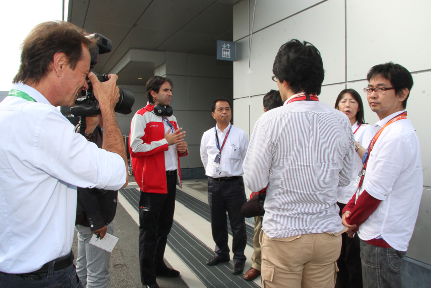 決勝レース中のピット内部を見学できるガイドツアーも実施。アウディスポーツのインストラクターであるミルコ・ピラキオ氏から解説が行われた