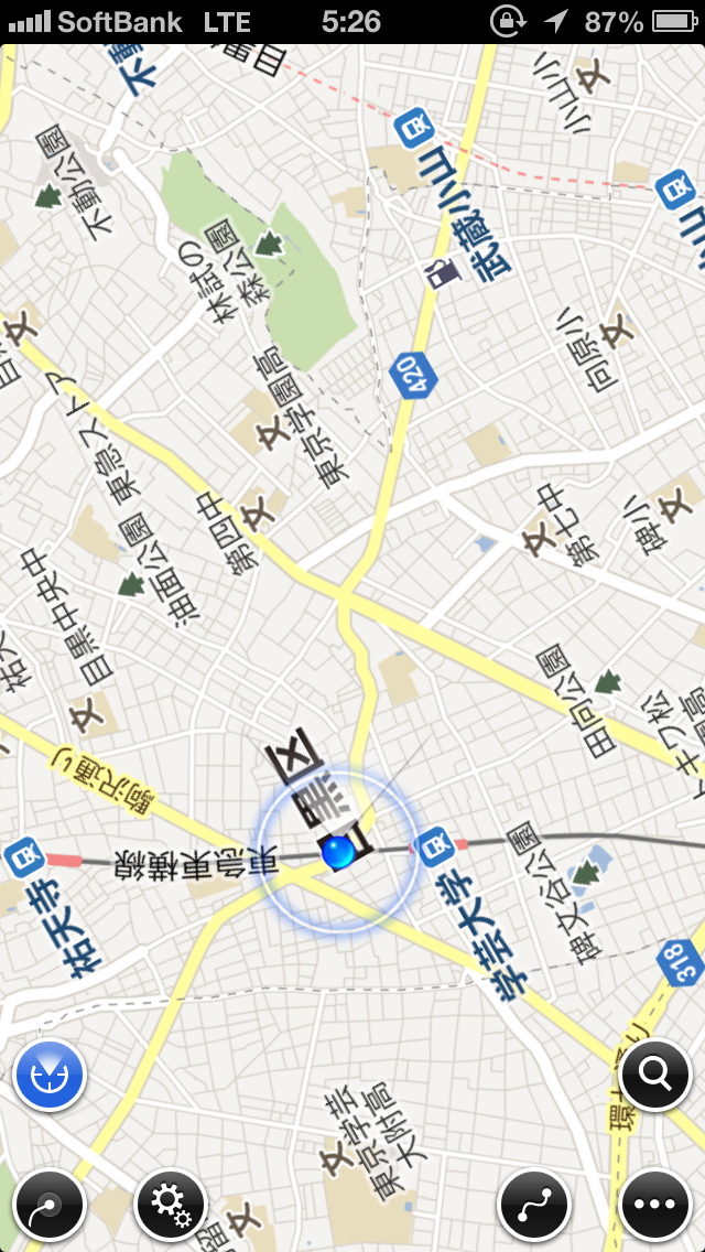 「Locate」をタップしてヘディングアップ表示にしたところ。進行方向が表示され地図が回転してくれるよ