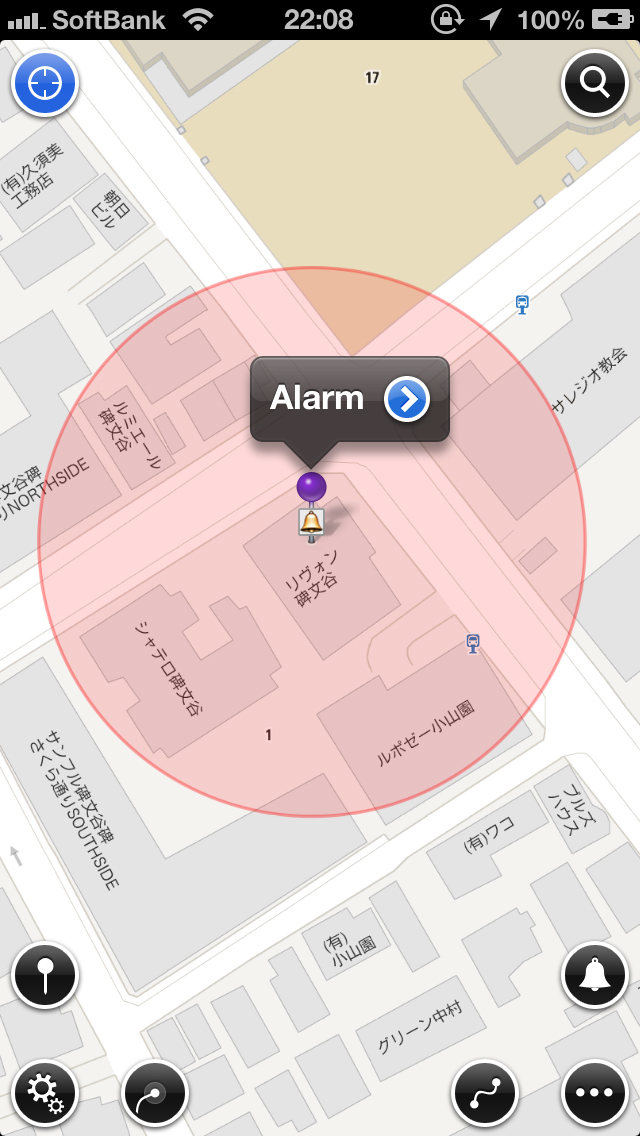 Alarm。アラームボタンをタップで表示されるベル付きのアラームピンを、任意の場所に移動させて設定してね！　ふきだしの「＞」をタップで詳細が設定できるよ