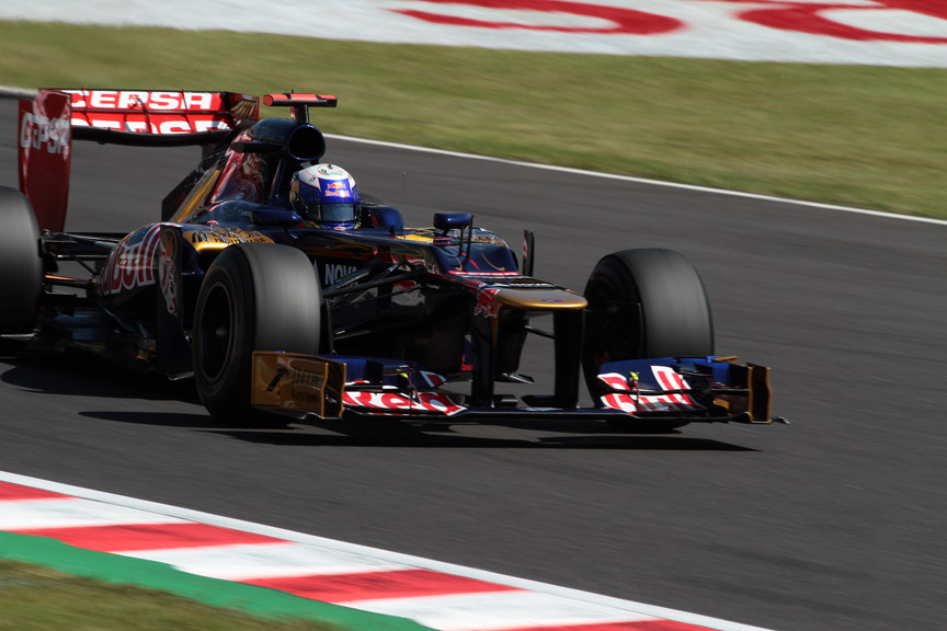 元画像とフロントウイングでトリミングし掲載した画像（右は、1920×1080ピクセルで掲載）