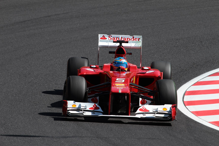 元画像とリアウイングをトリミングした画像（右は、1920×1080ピクセルで掲載）