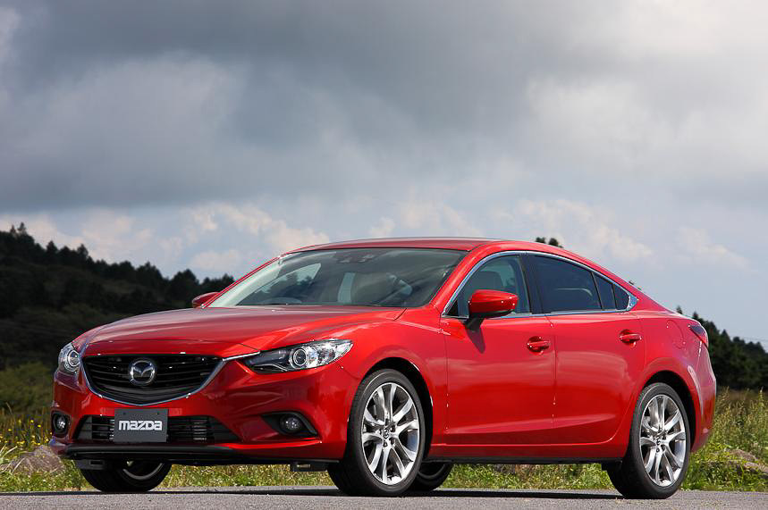 新型アテンザ セダン（ソウルレッドプレミアムメタリック）