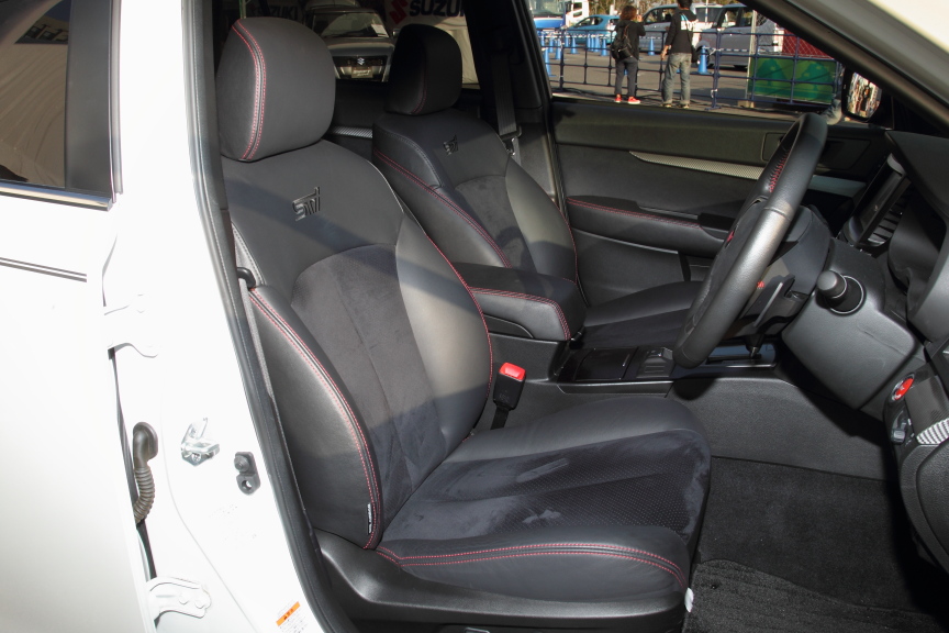 アルカンターラ/本革のシート