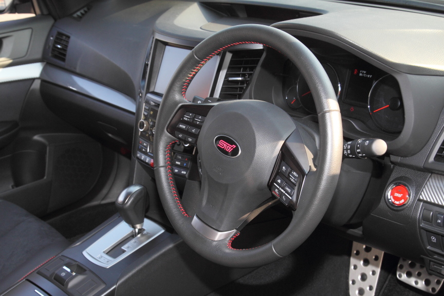 ステアリングまわり。STIロゴや、STIプッシュスタートスイッチなどが見える