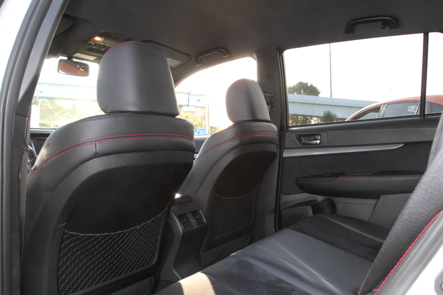 リアシートも、アルカンターラ/本革