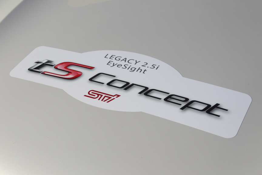 ボンネットに記された展示車の名前「レガシイ 2.5i EyeSight tS コンセプト」