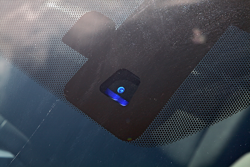 カメラユニットはフロントウインドー上部に。青いのはオートワイパーとオートライト用のレインライトセンサー