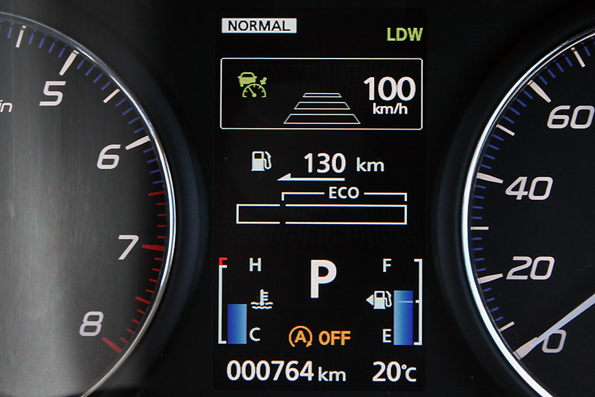 メーターパネル内のディスプレイ上部に設定を表示。車間距離は3段階に調節可能だ