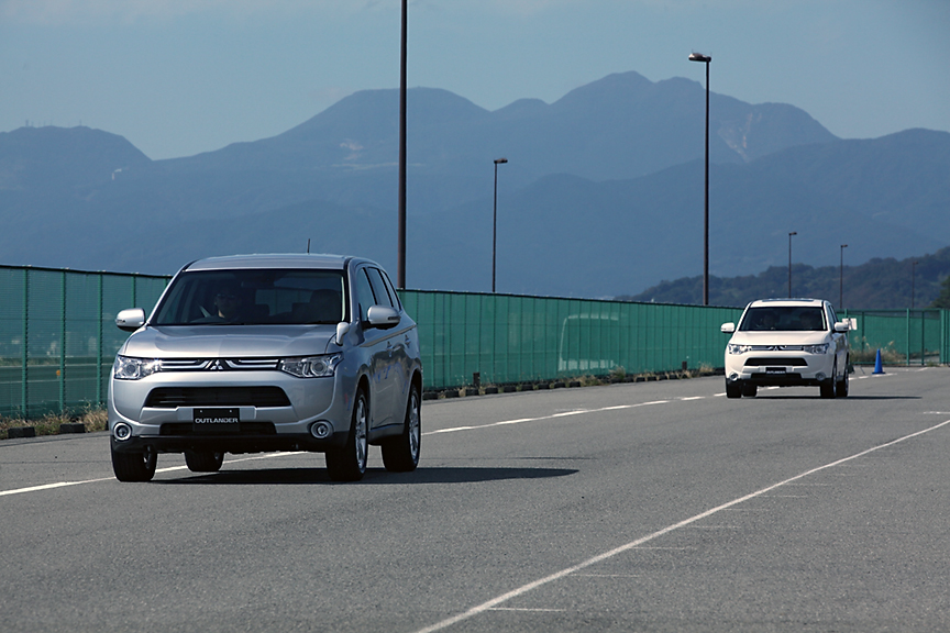 100km/h弱での追従走行。車間距離は一番短い設定