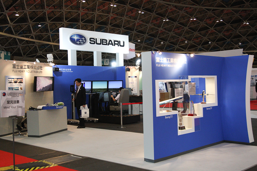 コーポレートカラーで構成されたスバルブース