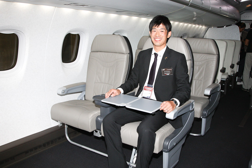 三菱航空機のスタッフに座っていただいたところ。シート幅など十分なものであることが分かる