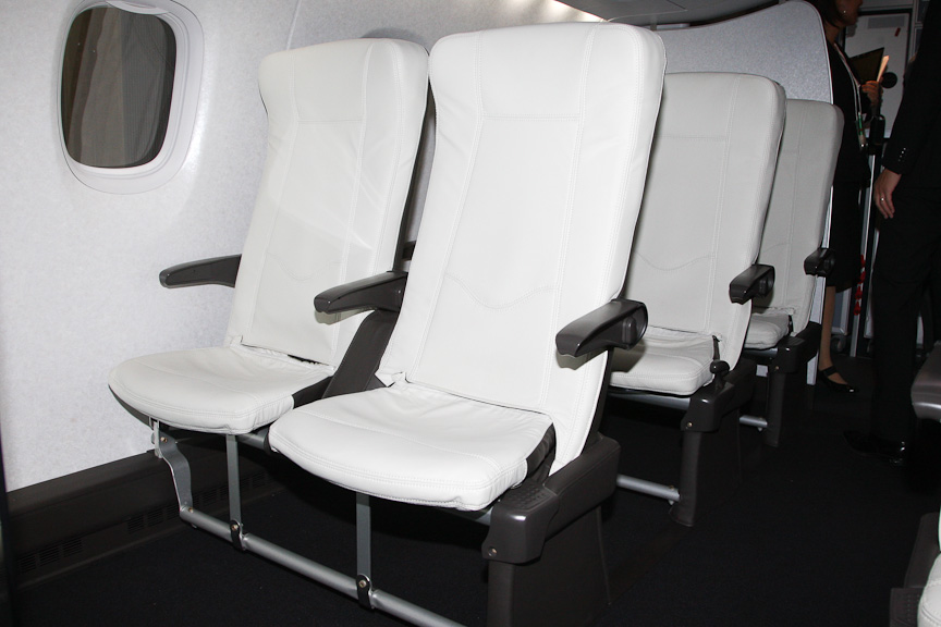 エコノミークラスのスリムシート。スリムにすることで、広い足下スペース確保を狙う。座り心地も短距離なら十分と思えるものだったが、振動との兼ね合いもあるので、仕上がりに期待