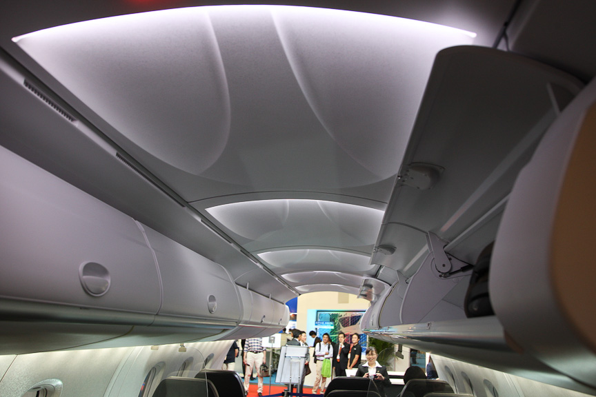 天井の照明にはLEDが使われている。凹凸で光の陰影が刻まれているが、凸面は富士山をモチーフにしている