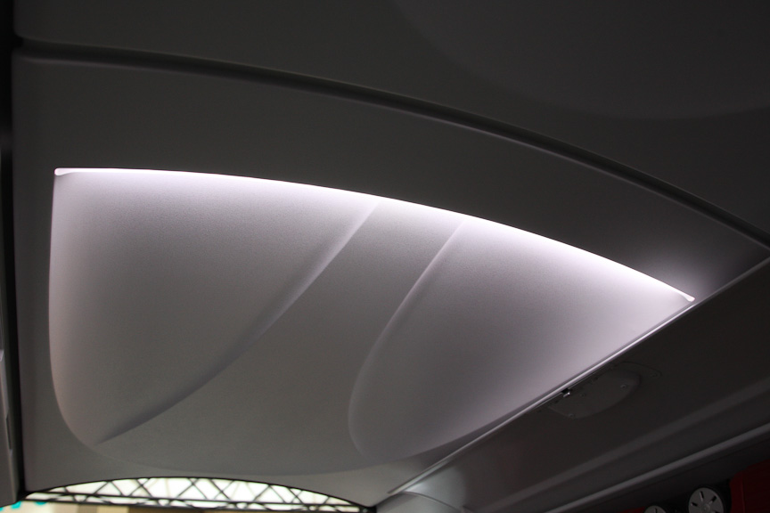 天井の照明にはLEDが使われている。凹凸で光の陰影が刻まれているが、凸面は富士山をモチーフにしている