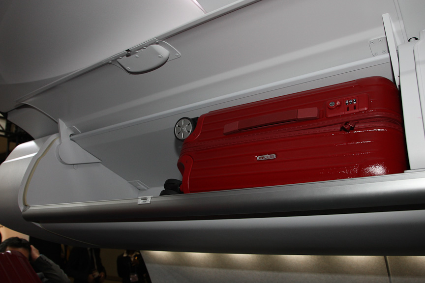 1つのオーバーヘッドビンには、機内持ち込み最大サイズのバッグを2つ収納可能