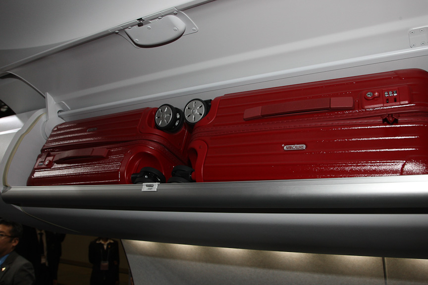 1つのオーバーヘッドビンには、機内持ち込み最大サイズのバッグを2つ収納可能