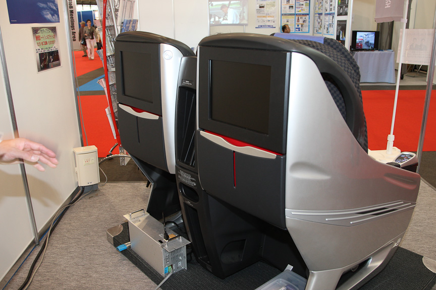 JAL（日本航空）は、エグゼクティブクラス（国際線）のシェルフラットネオシートを展示。こちらもその座り心地を楽しむことができる