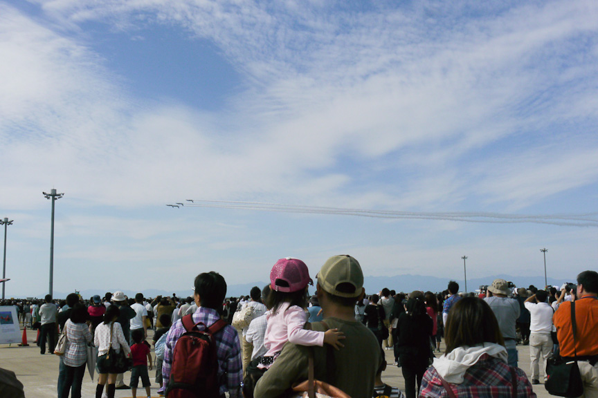 週末にデモフライトを行った、航空自衛隊のアクロバットチーム「ブルーインパルス」