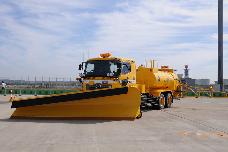 降雪時・凍結時に凍結防止剤の散布と、除雪作業を行う「プラウ付き凍結防止剤散水車」。プラウの幅は4.5m。除雪時には幅60mの滑走路を同時に3台並んで3往復する