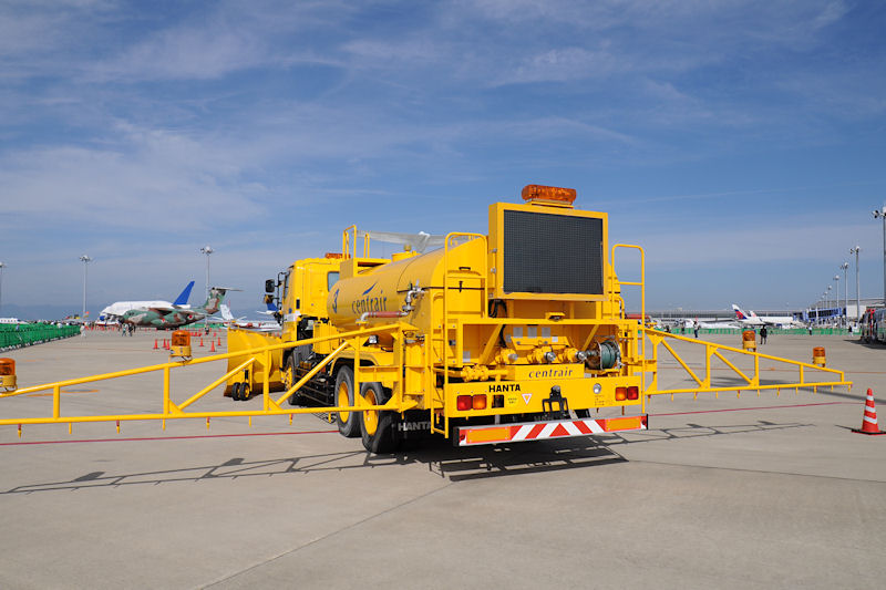 こちらも降雪時に活躍するスノースイーパー。前方のブラシを回転させて雪を掃き、左右の排風機から送風して雪を吹き飛ばす