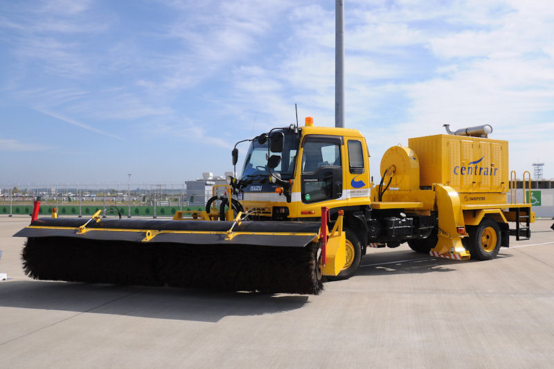 走行しながら消火活動が可能な空港用大型化学消防車。もっとも大型なこのタイプは水タンク1万2500L、消化剤タンク800Lの容量を持つ