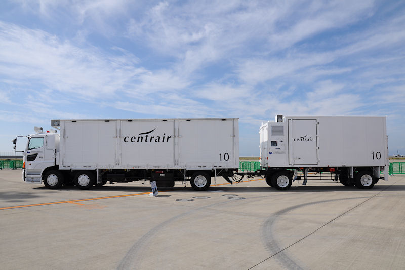 多数の医薬品や単価、医療用テントなどを積載して、事故現場で野戦病院となって活動する救急医療搬送車