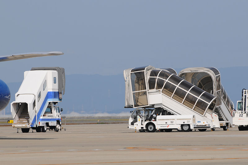 ここからはイベントとは関係のない、空港内の作業車両。こちらはタラップ車やパッセンジャーステップカーなどと呼ばれる車両。ターミナルビル直結のボーディングブリッジを使用しない場合に乗客の乗り降りに用いられる