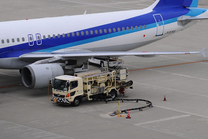 飛行機へ給油を行う給油車（リフューエリングカーやサービサーとも呼ばれる）。中規模以上の空港ではハイドランド方式と呼ばれる給油方式が多用されており、給油車は駐機場まで送られてくる燃料を吸い上げ、航空機へ給油する