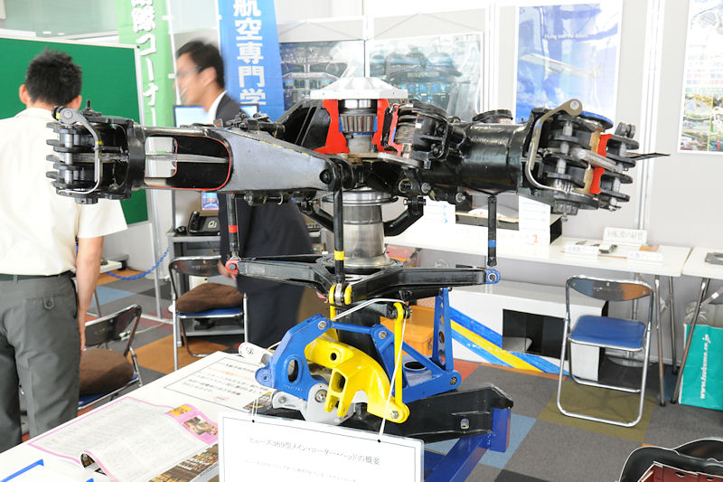 ヒューズ製369型ヘリコプターのローター・ヘッド。鋳造アルミ合金製で4枚のブレードを装備している