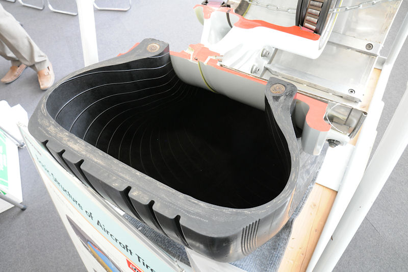 JALのブースで展示された、ボーイング777のランディングギアに使用されているラジアルタイヤの切断モデル。トレッドは3回まで張り替えて利用される
