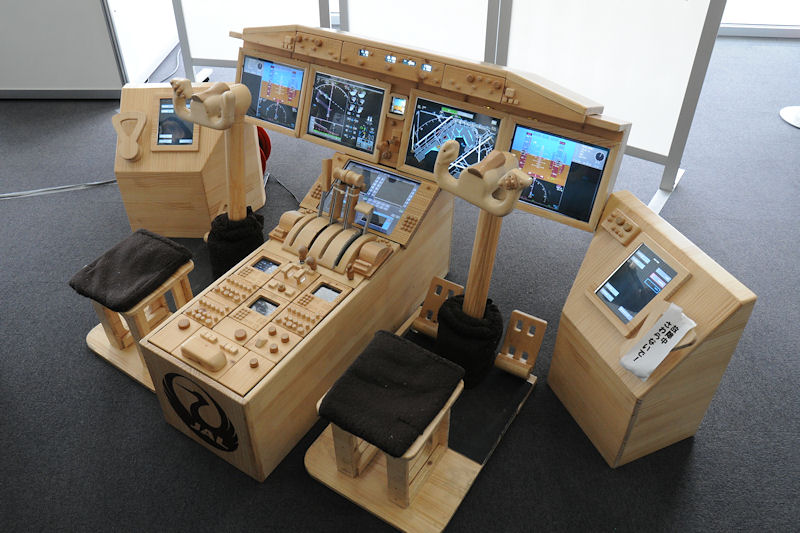 整備士が作成したという、木製のボーイング787コックピット。近代のグラス化されたコックピットと、先述のYS-11のコックピットを対比してみるとおもしろい