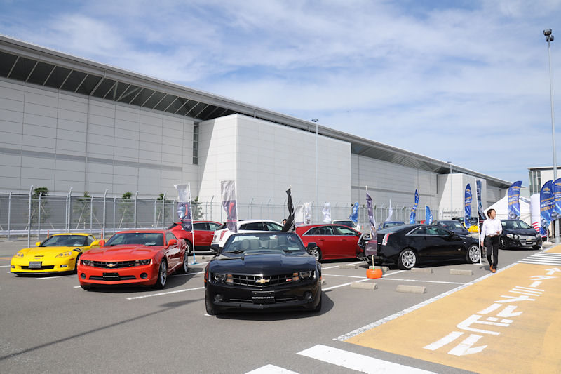 中部国際空港の駐車場では会期中、キャデラック、シボレーの展示会も行われていた