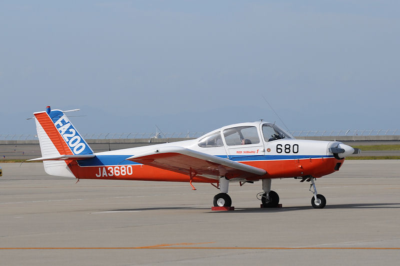 スバル製の国産軽飛行機「FA-200」を2機展示。いずれもアクロバット飛行チーム「RED SUBARU」の所有機
