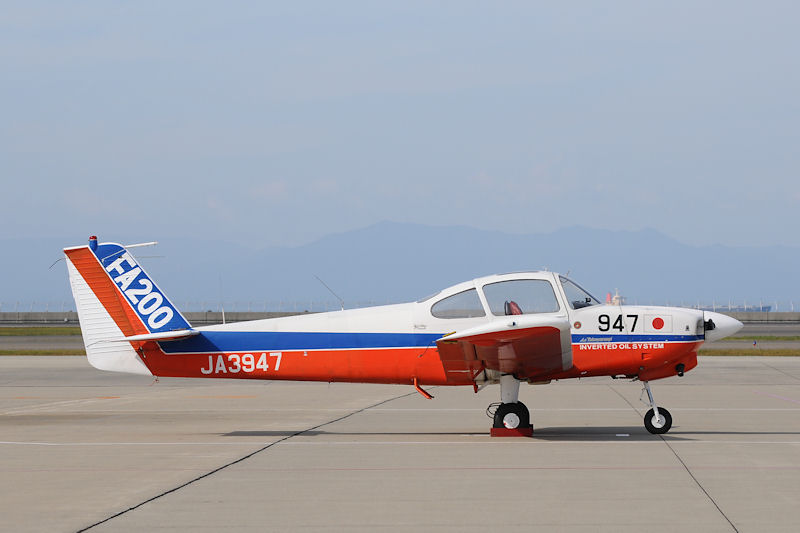 スバル製の国産軽飛行機「FA-200」を2機展示。いずれもアクロバット飛行チーム「RED SUBARU」の所有機